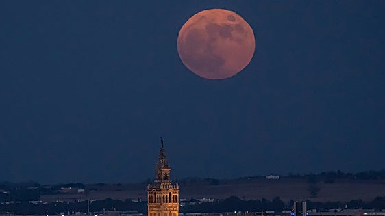 Luna de fresa: dónde ver en España hoy y a qué hora se produce el fenómeno