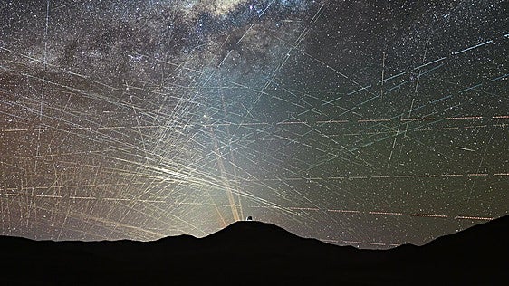 Astrónomos piden limitar el número de satélites en órbita a 100.000 cuando se prevén lanzar casi 2 millones