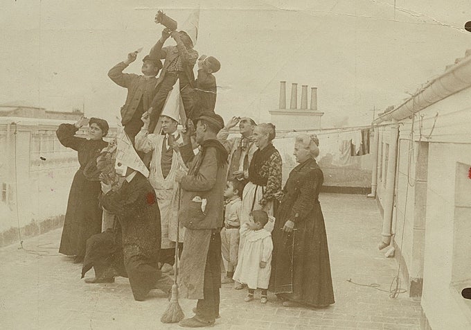 Curiosos, algunos disfrazados, en una terraza de Madrid observando el eclipse de Sol de 1905