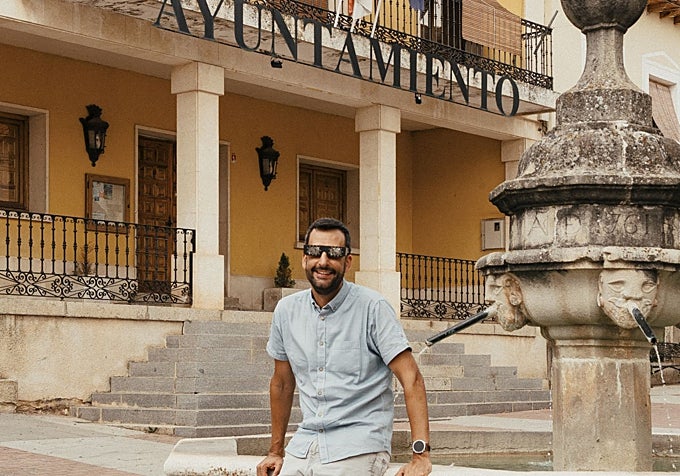 Héctor Gregorio, el alcalde de Jadraque, posa frente al ayuntamiento con unas gafas para el eclipse.