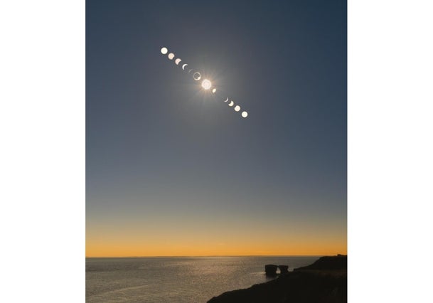 Composición del eclipse completo sobre un paisaje.
