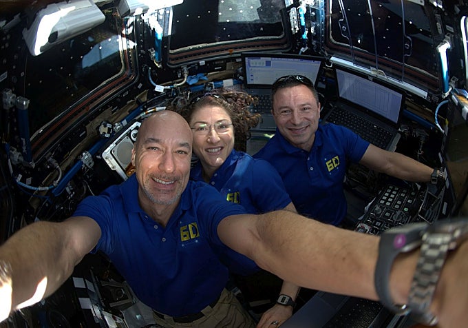 Un 'selfie' tomado por Luca Parmitano en 2019 en la ISS junto a Christina Koch (que luego participaría en Artemis II) y el astronauta de la NASA Andrew Morgan