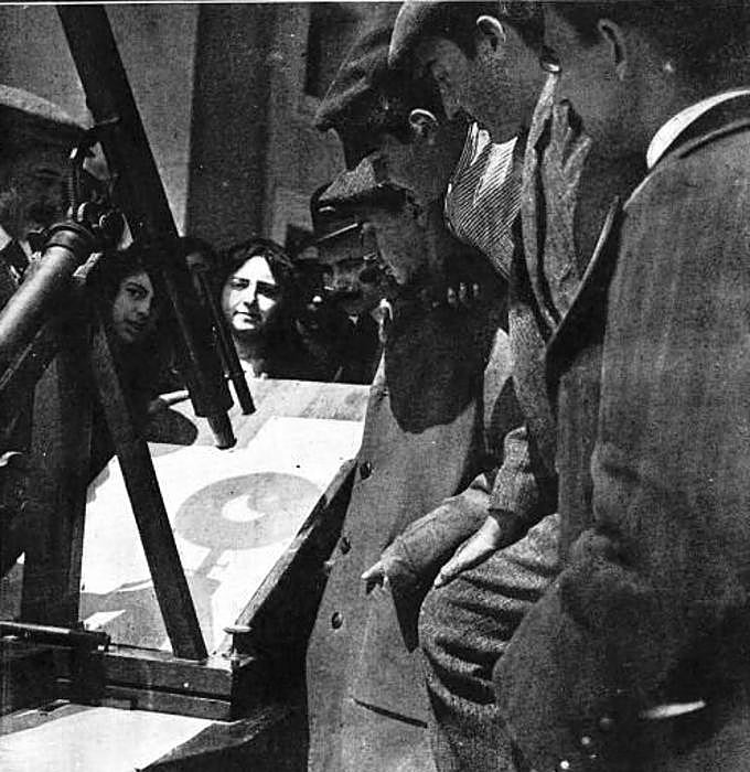 Un grupo de madrileños observan el eclipse de 1912 en uno de los telescopios del Observatorio Astronómico
