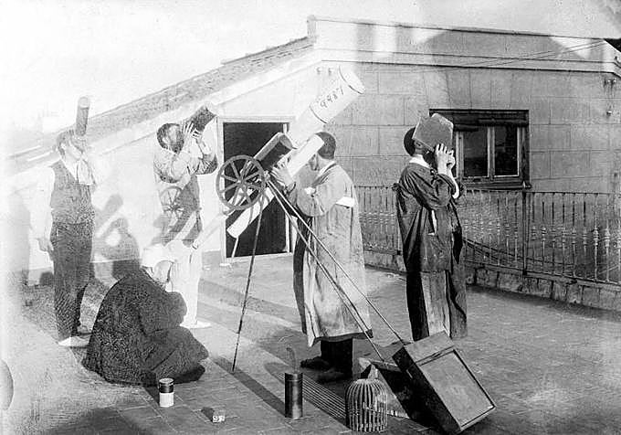 Un grupo de astrónomos sigue el eclipse de 1905 desde una azotea en Madrid