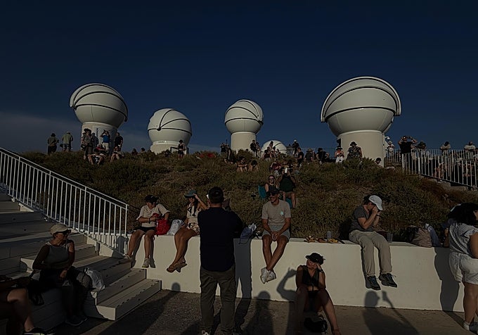 Personas viendo el eclipse desde Galáctica, el centro de difusión de la astronomía situado en Arcos de las Salinas