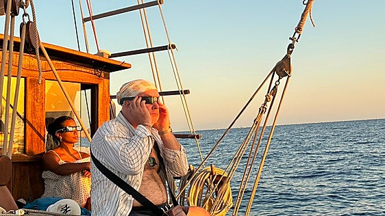 A bordo de un velero de 1841 para ver cómo se apaga el Sol