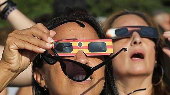 España se entrega a la magia del eclipse del Sol