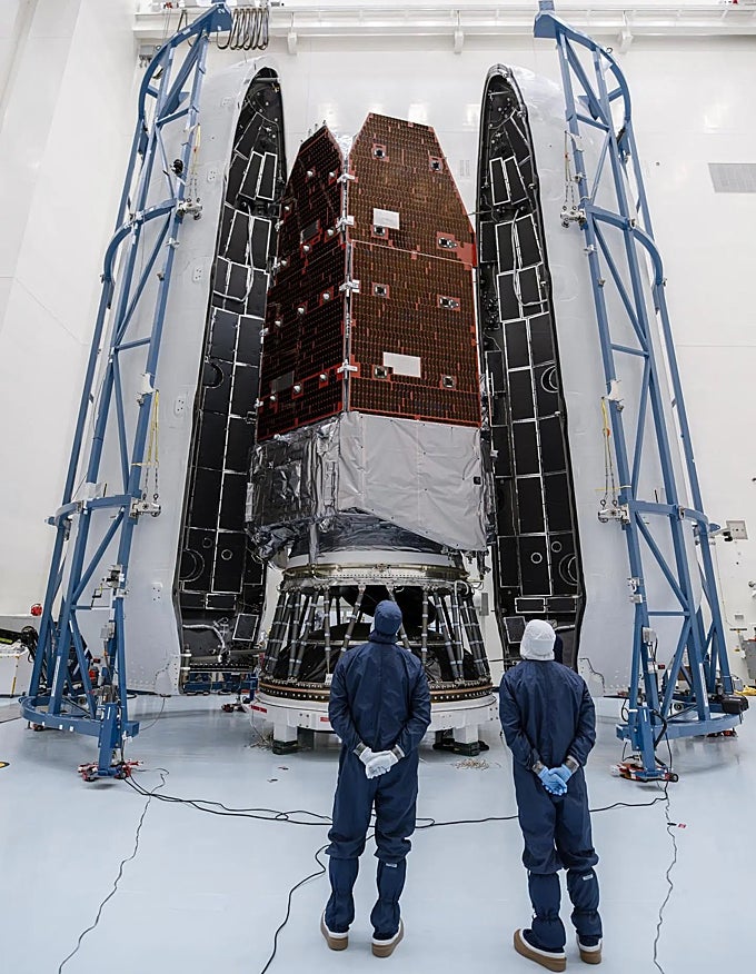 El Roman, encapsulado dentro de la cofia de carga útil en el Centro Espacial Kennedy en Florida.