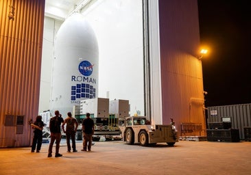 El Telescopio Espacial Nancy Grace Roman encapsulado dentro de la cofia de carga útil, antes de su acoplamiento a un cohete Falcon Heavy de SpaceX