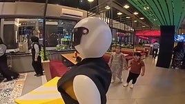 Dos robots humanoides, nueva atracción de un restaurante de Karachi