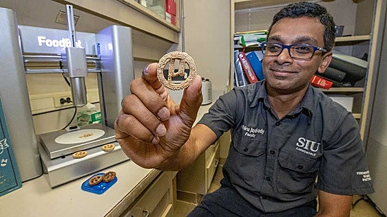Estos investigadores transforman botellas de plástico en galletas que saben a vainilla
