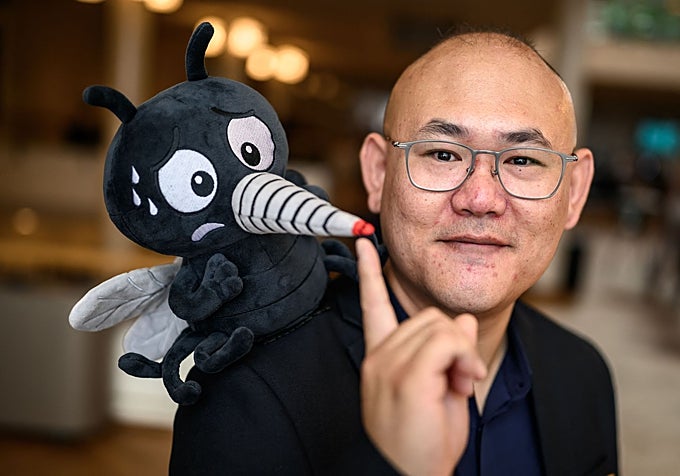 El canadiense Changhong Cao fue premiado por ser pionero en el uso de probóscides de mosquito como boquillas de impresión 3D de alta resolución, un proceso denominado «necroimpresión».