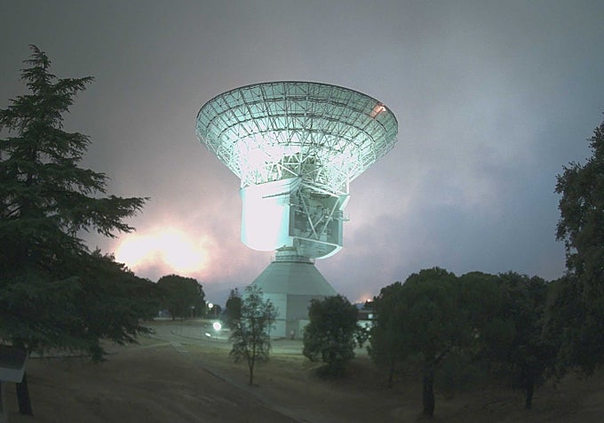 Imagen de las cámaras de seguridad apuntando a la antena de Cebreros donde se pueden observar las llamas al fondo.