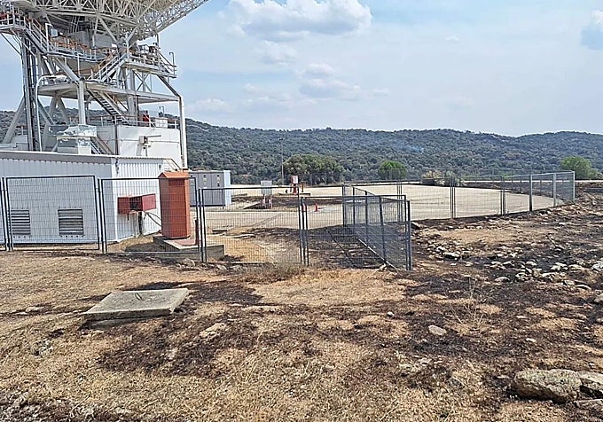 Alrededores de una de las antenas de la estación de Robledo de Chavela, de la NASA, tras el incendio.