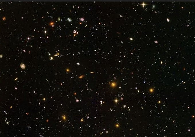 El Campo Ultraprofundo de Hubble reúne cerca de 10.000 galaxias, pero ni siquiera décadas de observaciones han conseguido explicar esta nueva señal.