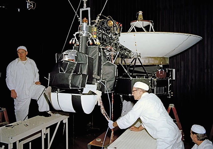 Ingenieros de la NASA preparando la Voyager 1 en los años 70 antes de su despegue.