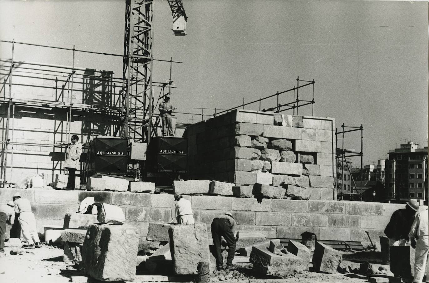 El primer trabajo que se acometió fue el levantamiento de una base de piedra para aislar las losas originales del suelo.