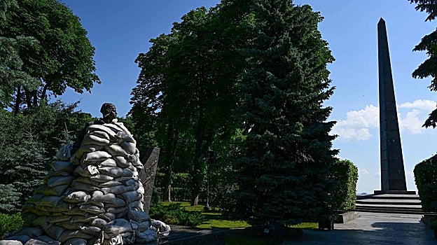 Estatua del aviador soviético Ivan Nikitovich Kozhedub, en Kiev