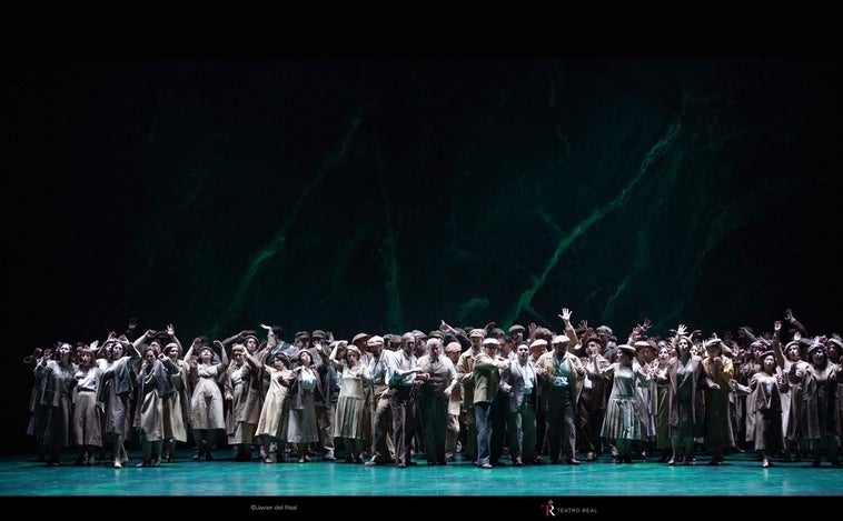 El coro del Teatro Real realiza un bis histórico tras cinco minutos de aplausos