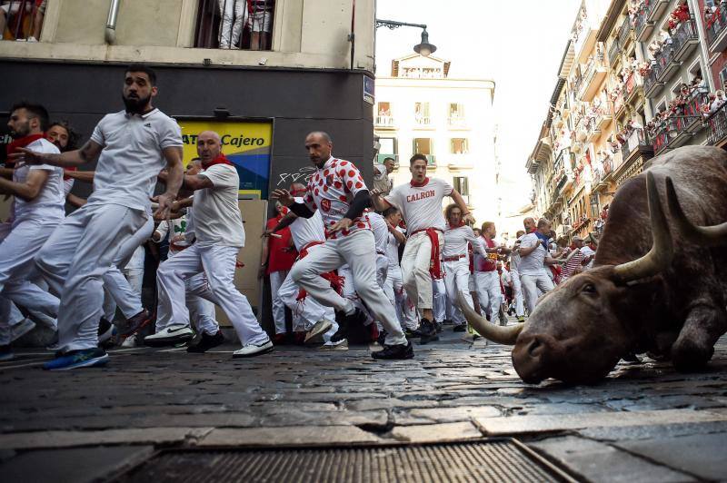 El antideslizante que se extiende desde hace ya algunos años en todo el recorrido no ha sido suficiente para evitar el habitual resbalón en la curva de Mercaderes