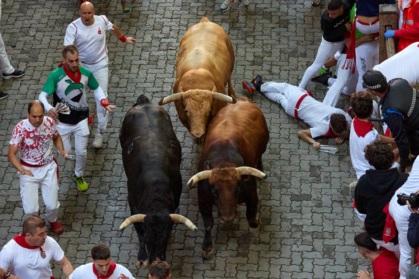 Al principio de la cuesta de Santo Domingo se han producido las primeras caídas de los corredores
