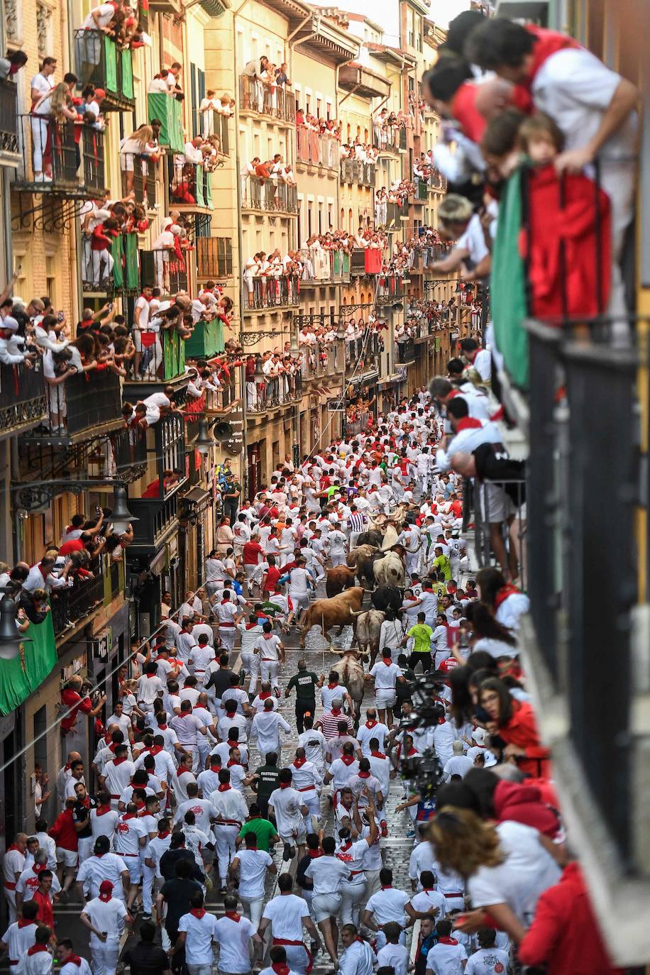 La calle Estafeta estaba  abarrotada calle. Se calcula que hoy había unas 25.000 personas viendo el encierro desde los balcones