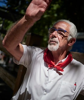 Imagen secundaria 2 - Javier Solano, en distintos momentos de la entrevista