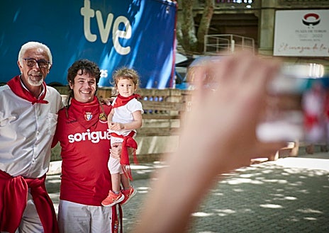 Imagen secundaria 1 - Javier Solano, en distintos momentos de la entrevista