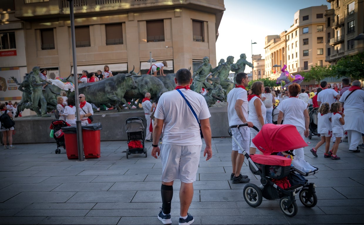 Uno de los refugiados ucranianos que se recuperan en Navarra de sus heridas observa el monumento al encierro