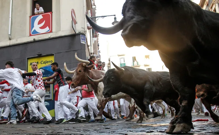Seis heridos, tres por asta de toro, en un peligrosísimo encierro de San Fermín