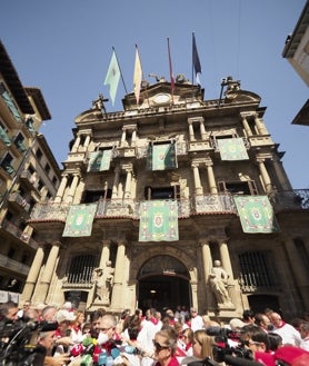 Imagen secundaria 2 - Interminable aplauso en Pamplona en memoria de Miguel Ángel Blanco: «Nunca debemos olvidar»