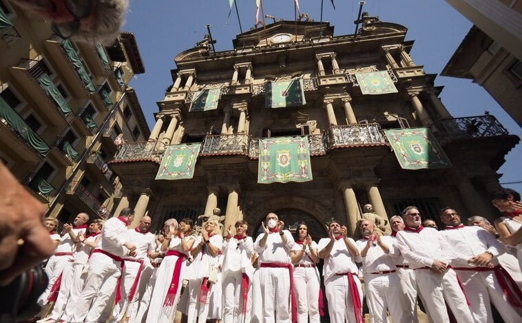 Interminable aplauso en Pamplona en memoria de Miguel Ángel Blanco: «Nunca debemos olvidar»