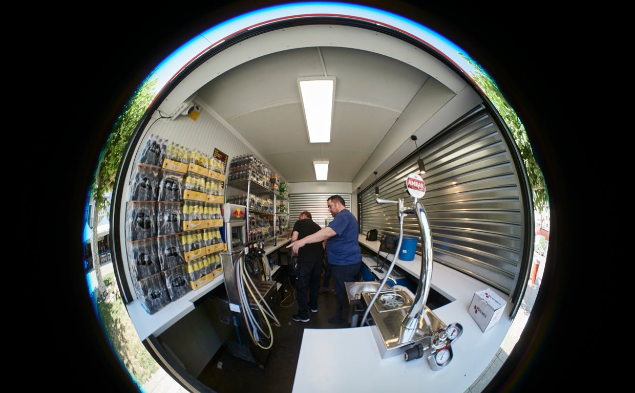 Santos Muñoz organiza la barra del bar en la Plaza del Castillo