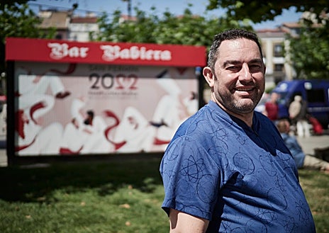 Imagen secundaria 1 - Santos Muñoz tomando nota de reservas en el bar y ante la barra de la plaza del Castillo. Detalle de uno de sus almacenes
