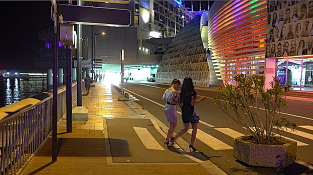 En la nueva Costa Azul, de Cannes a Montecarlo (sobre estas líneas), los rascacielos, las torres de hormigón armado, han quedado desnudas, mostrando un rostro menos glamuroso, más brutal y cínico