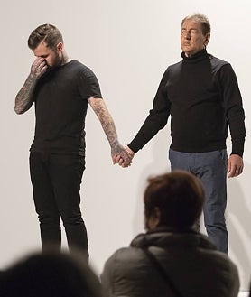 Imagen secundaria 2 - Arriba, una de las fotografías de 'Volver al padre'. Sobre estas líneas, un hombre contempla la serie 'Los padres', y momento de la 'performance' de Azcona con su supuesto progenitor