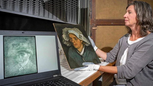 La conservadora jefe de las Galerías Nacionales de Escocia, en Edimburgo, Lesley Stevenson, con 'Cabeza de campesina' de Van Gogh en sus manos y junto a una imagen de rayos X de un autorretrato del pintor holandés oculto en el reverso del lienzo