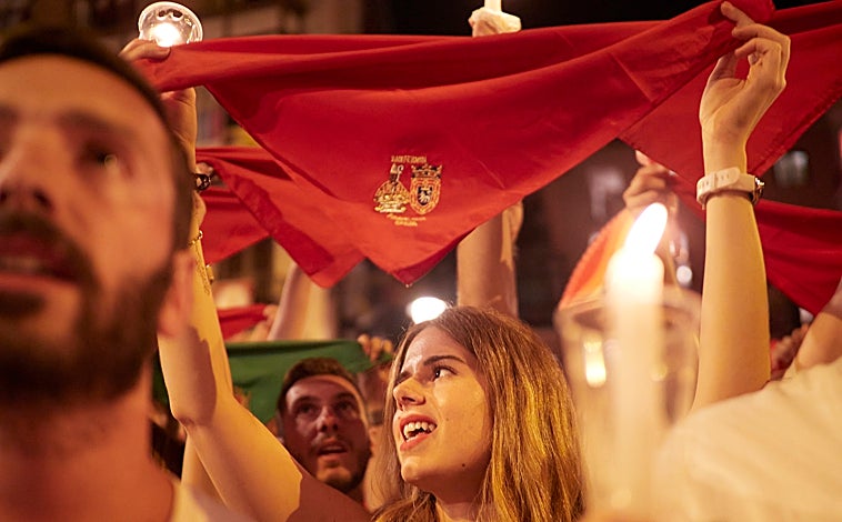 Imagen principal - Pamplona entona el &#039;Pobre de mí&#039; de unos Sanfermines inolvidables