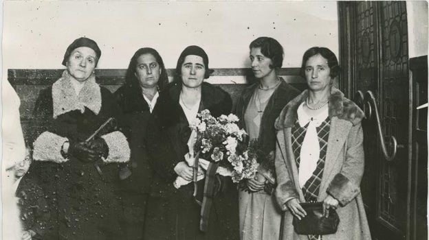 Señoritas del círculo republicano entregan un ramo de flores a Clara Campoamor al llegar a La Terraza, donde tuvo lugar un mitin sobre el voto de la mujer.