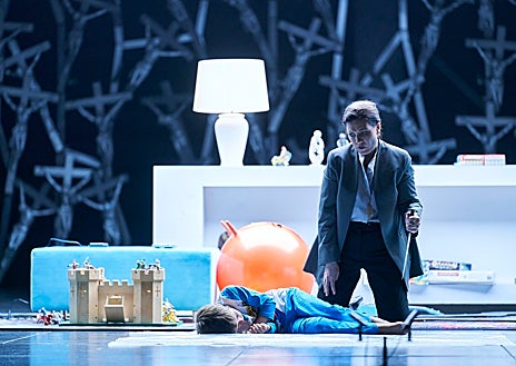 Imagen secundaria 1 - Una imagen del ensayo, una imagen de la producción y el tenor Airam Hernández en el Liceo