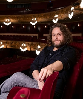 Imagen secundaria 2 - Una imagen del ensayo, una imagen de la producción y el tenor Airam Hernández en el Liceo