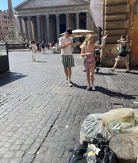 Imagen secundaria 2 - La basura se acumula en los alrededores del Panteón 