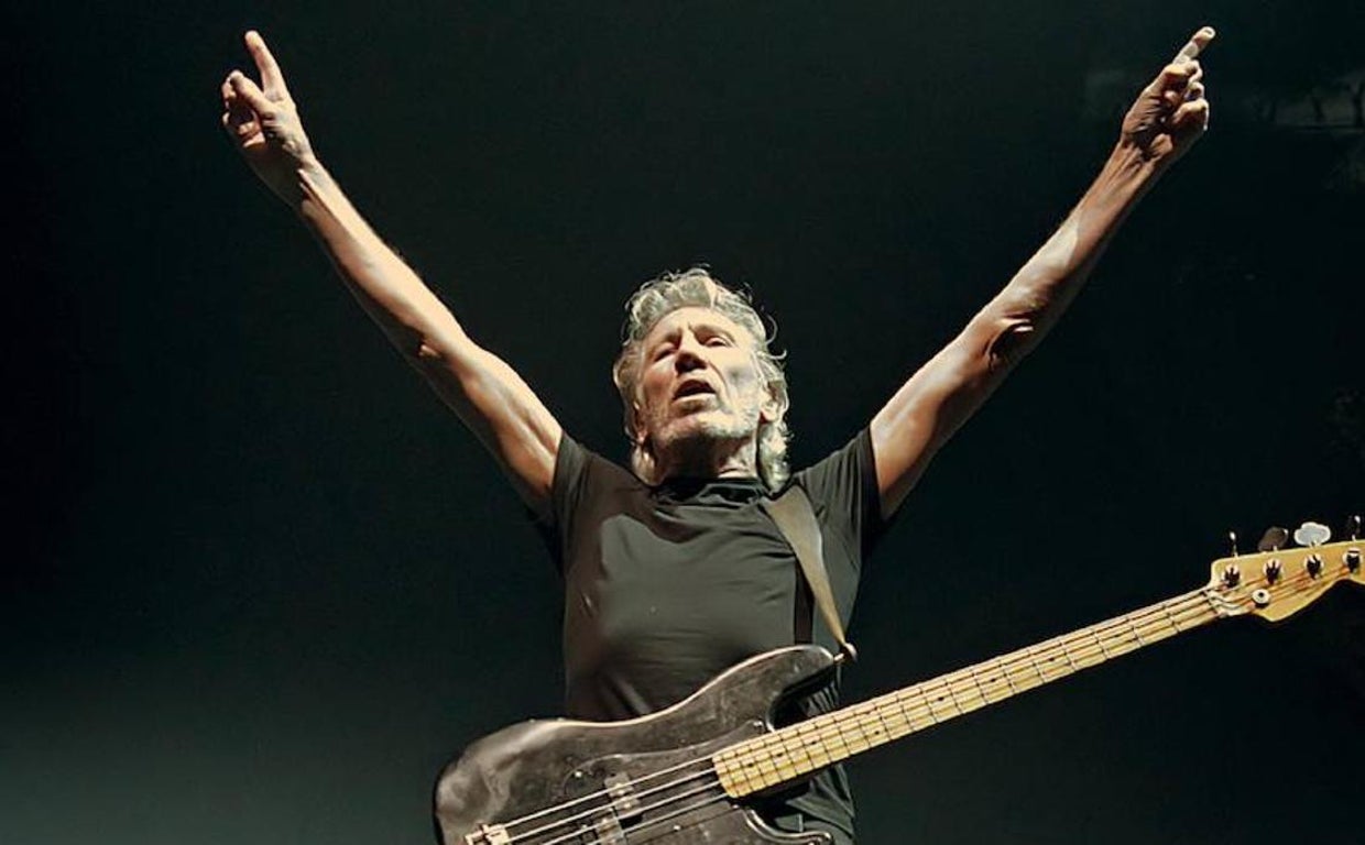 Roger Waters en señal de victoria durante un concierto