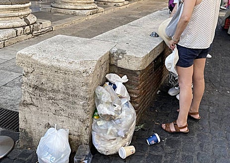 Imagen secundaria 1 - La basura se acumula en los alrededores del Panteón 
