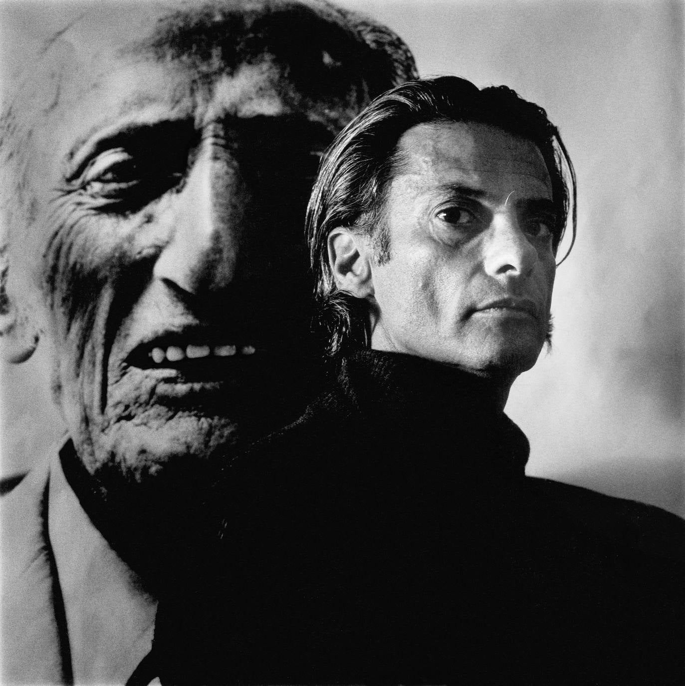Fotografía de Avedon junto a un retrato de su padre 