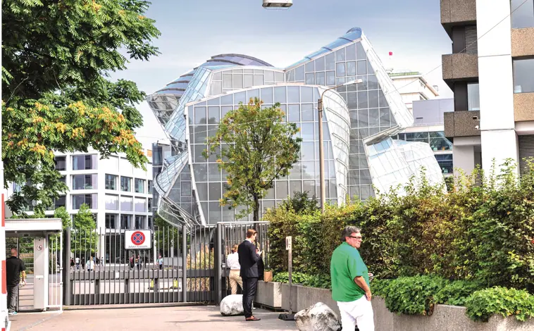 Imagen principal - Arriba, edificio de Frank Gehry en el Campus Novartis. Abajo, de izquierda a derecha, parque de bomberos de Zaha Hadid en el Campus Vitra y las torres Roche de Herzog & De Meuron