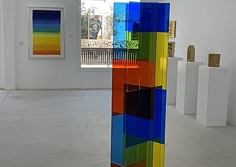 Imagen secundaria 1 - Arriba, detalle del montaje de 'Preludio' en Ses12Naus. Sobre estas líneas, la nueva sede de Parra y Romero en Santa Gertrudis y fachada de la Nave Las Salinas