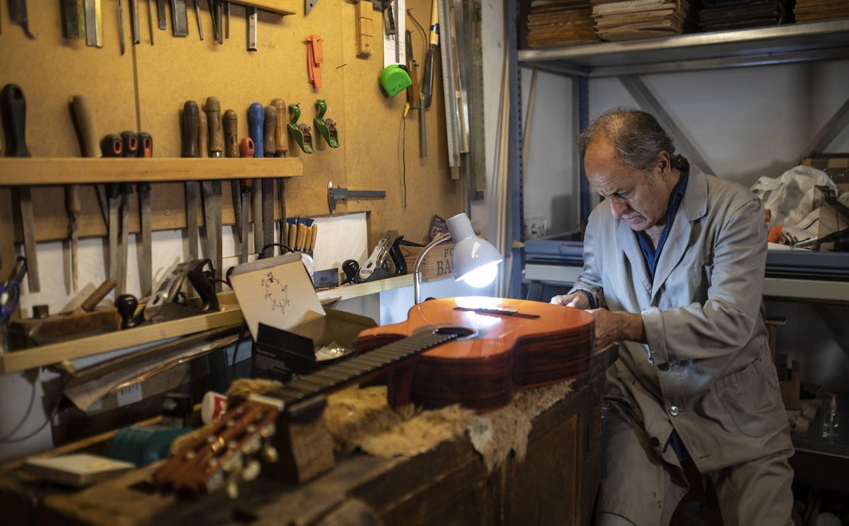Felipe Conde, en el taller de Arrieta, con una réplica de la guitarra de Paco de Lucía