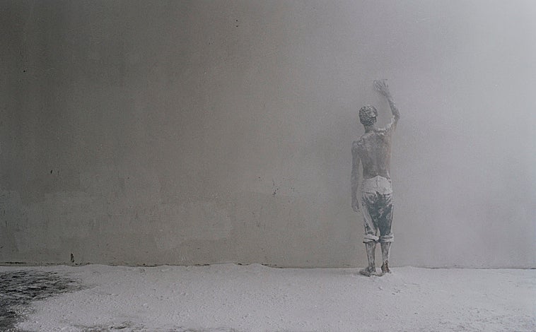 Imagen principal - Arriba, 'Discípulo practicante'. En las otras imágenes, montaje de la muestra en el MACBA