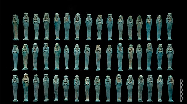 Algunos de los 'ushebtis' encontrados junto al doble sarcófago